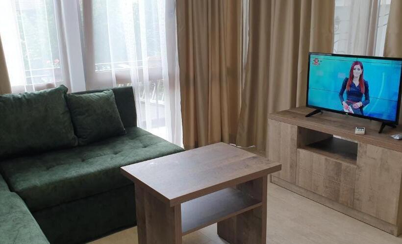 带露台的套间, Priyateli   Friends