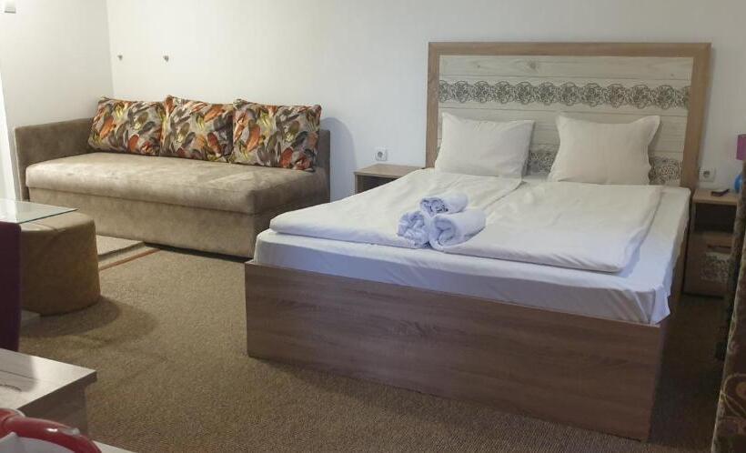 Standard Triple Room with Terrace, Priyateli   Friends