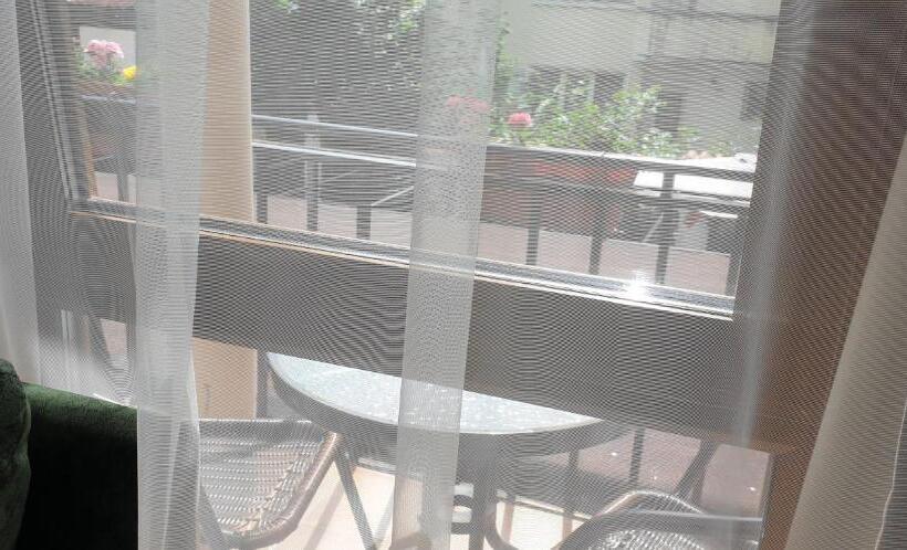 带露台的套间, Priyateli   Friends