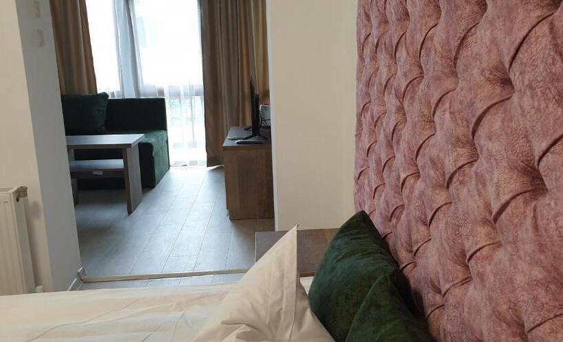 带露台的套间, Priyateli   Friends