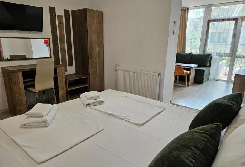 带露台的套间, Priyateli   Friends