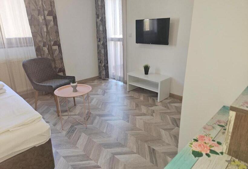 标准间带阳台, Priyateli   Friends