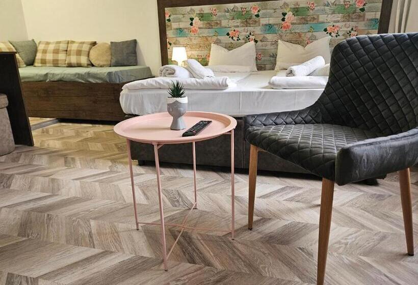 标准间带阳台, Priyateli   Friends