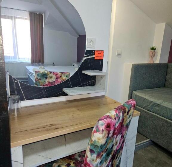 标准三人间, Priyateli   Friends