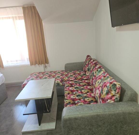 标准三人间, Priyateli   Friends