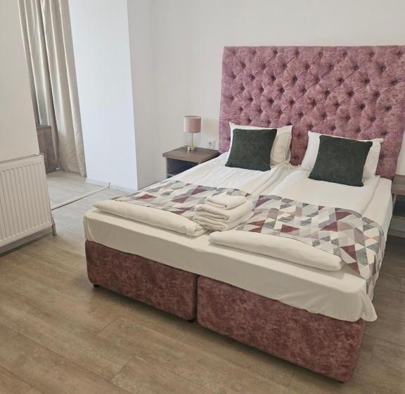 带露台的套间, Priyateli   Friends