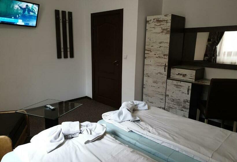 标准间带阳台, Priyateli   Friends