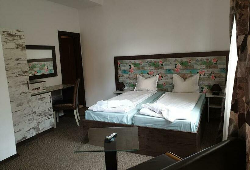 标准间带阳台, Priyateli   Friends