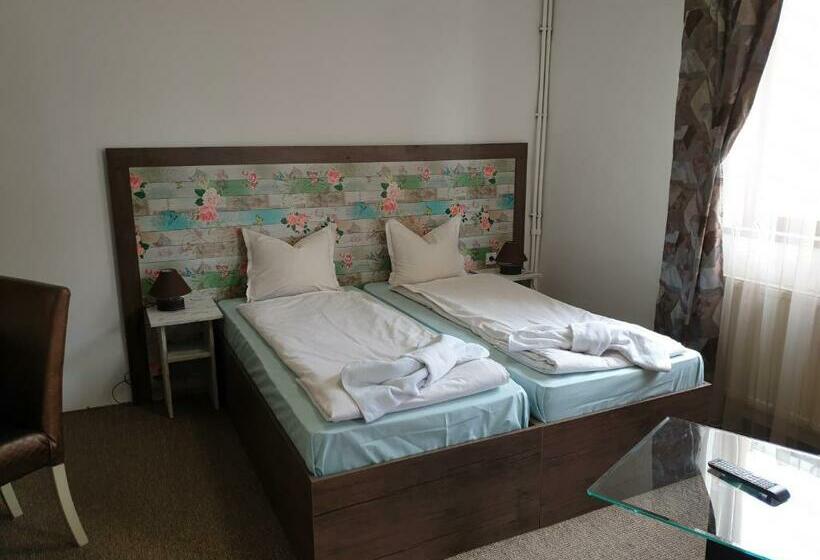 标准间带阳台, Priyateli   Friends