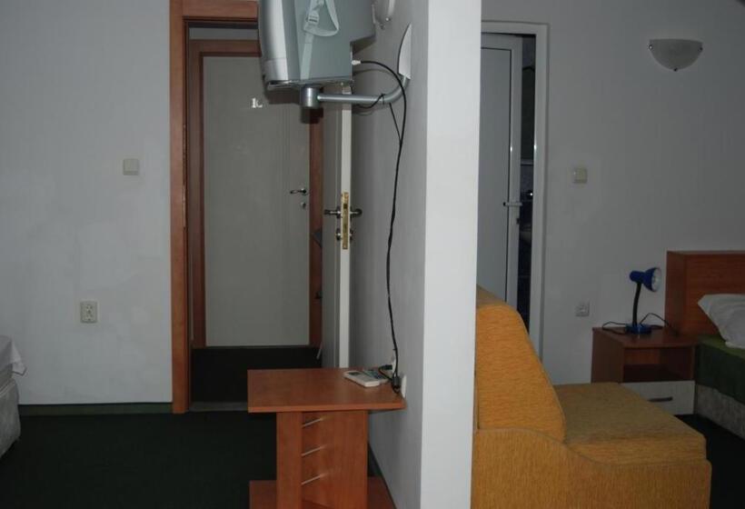 חדר סטנדרט לשלושה עם מרפסת, R&g