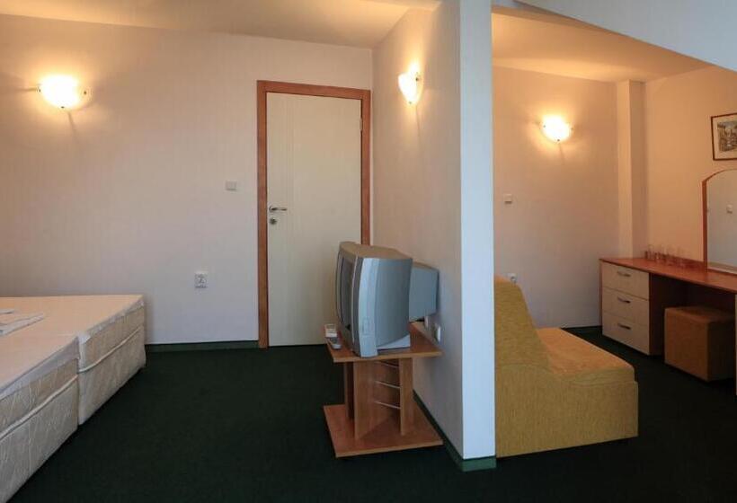 חדר סטנדרט לשלושה עם מרפסת, R&g