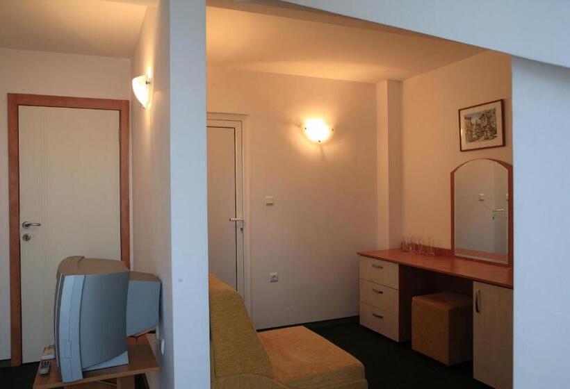 חדר סטנדרט לשלושה עם מרפסת, R&g