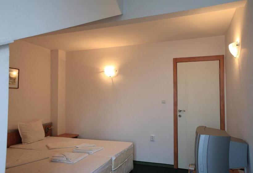 חדר סטנדרט לשלושה עם מרפסת, R&g