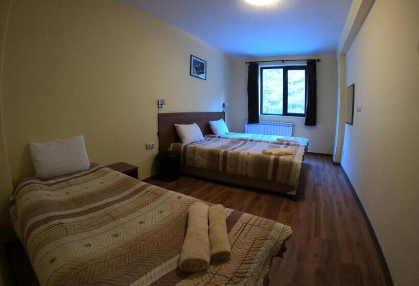 家庭间, Rusaliite Adventure House