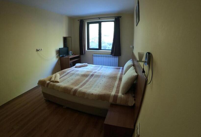 패밀리 룸, Rusaliite Adventure House