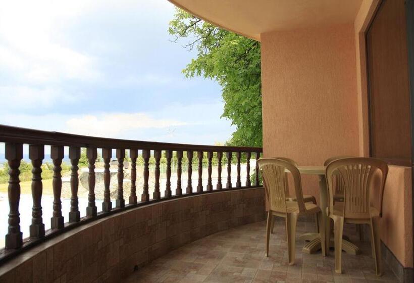 جناح جونيور مزوَّد بشرفة, Svetitsata