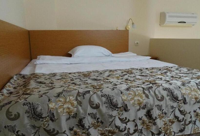 غرفة قياسية ثلاثية مزودة بشرفة, Svetitsata