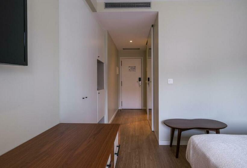 デラックスルーム, Vouga