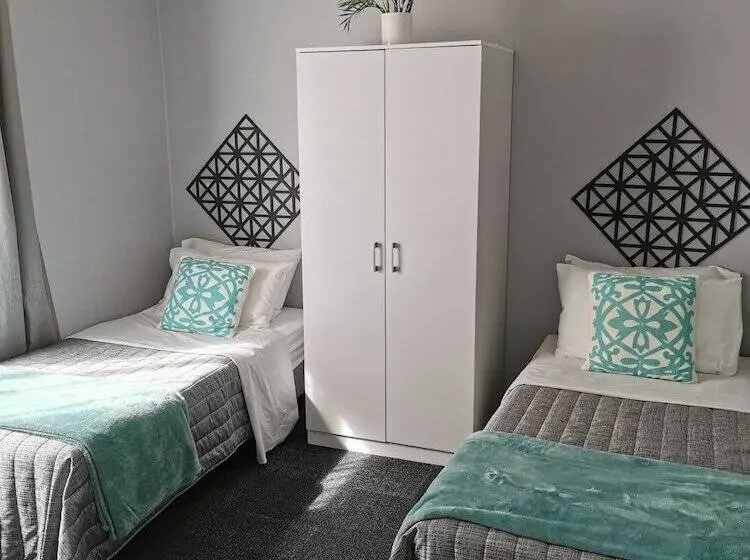 اتاق خانوادگی, Limassol Motel