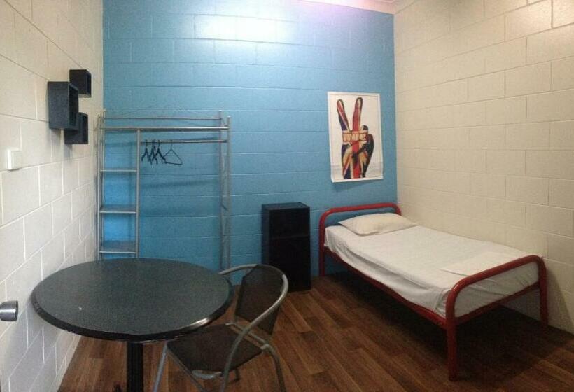 标准单人间共用浴室, Adventurers Backpackers