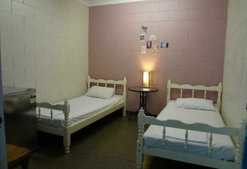 带共用浴室的标准房间, Adventurers Backpackers