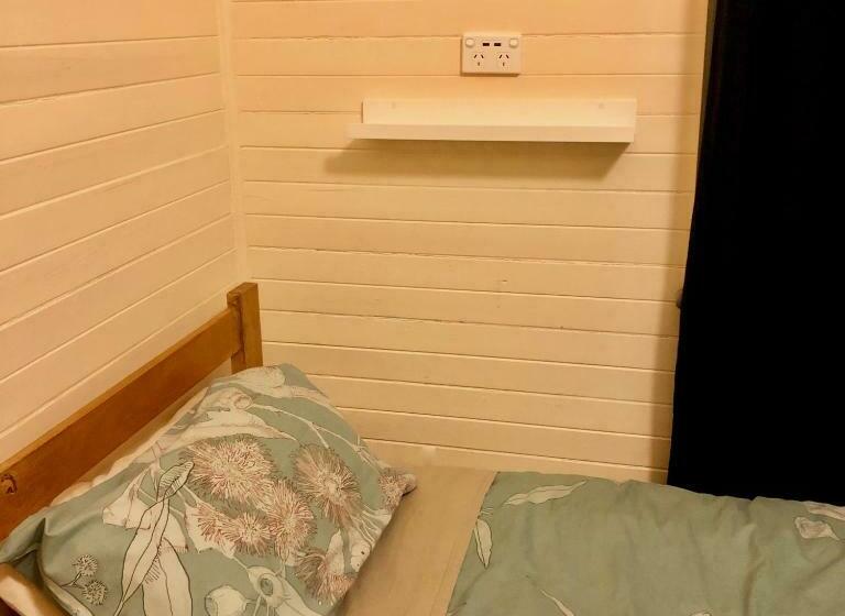 מיטה בחדר משותף, No14 Lovel St