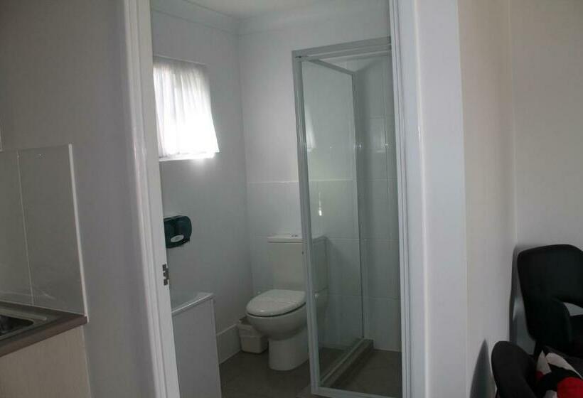 디럭스 룸, Alexander Motel