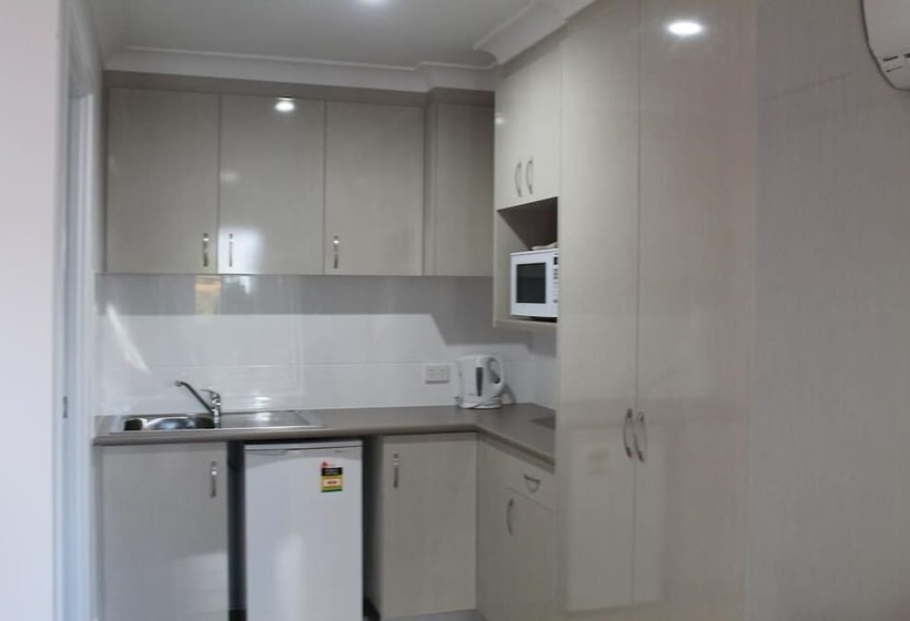 디럭스 룸, Alexander Motel