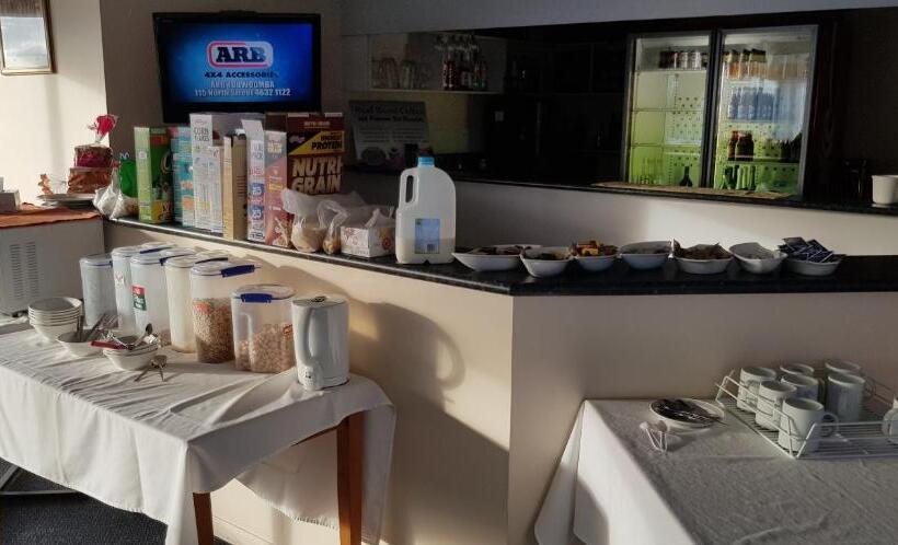 패밀리 룸, Alexander Motel