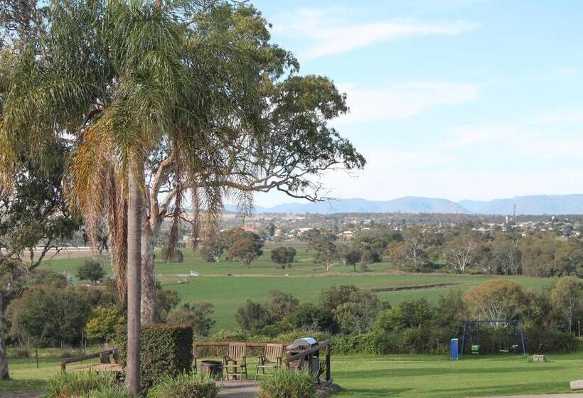 패밀리 룸, Alexander Motel