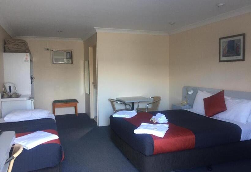 패밀리 룸, Alexander Motel