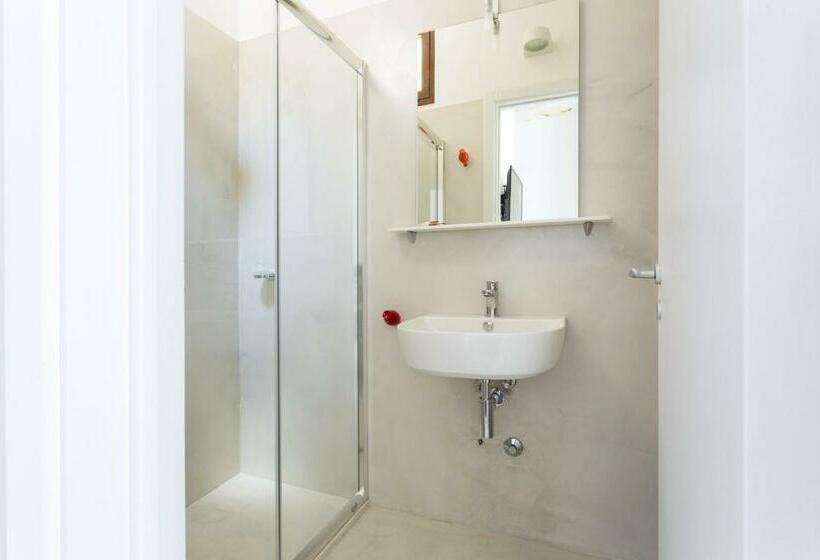 غرفة قياسية فردية, L'uomo E Il Mare