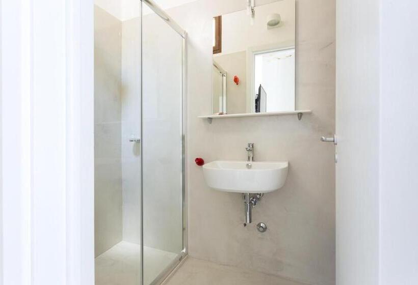 غرفة إقتصادية, L'uomo E Il Mare