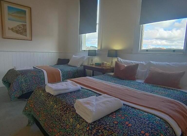 豪华三人间, Windarra On High