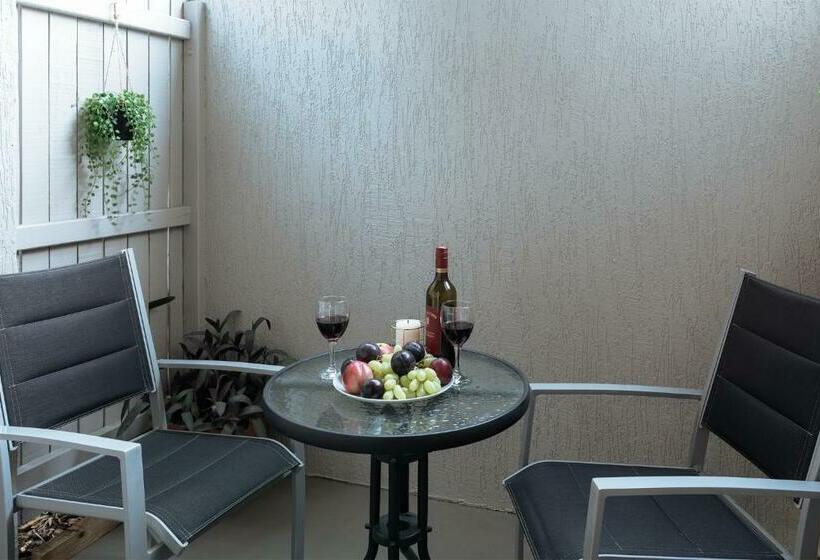 إستوديو قياسى, Benson Court Motel