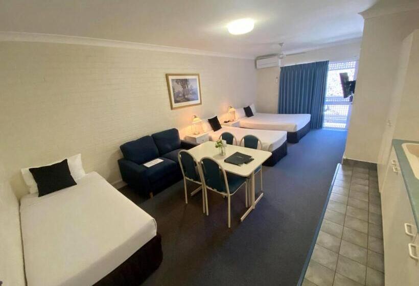 חדר משפחתי, Benson Court Motel