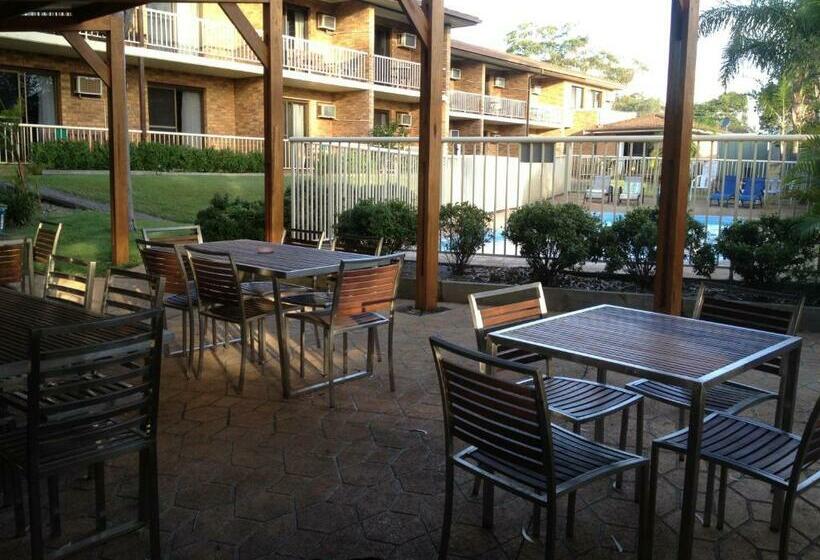 סוויטה משפחתית, Hawks Nest Motel