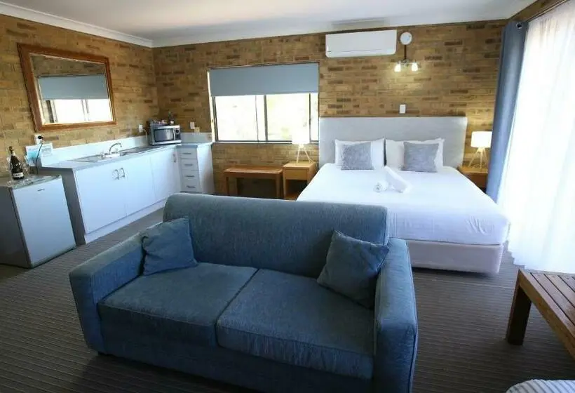 Perhesviitti, Hawks Nest Motel