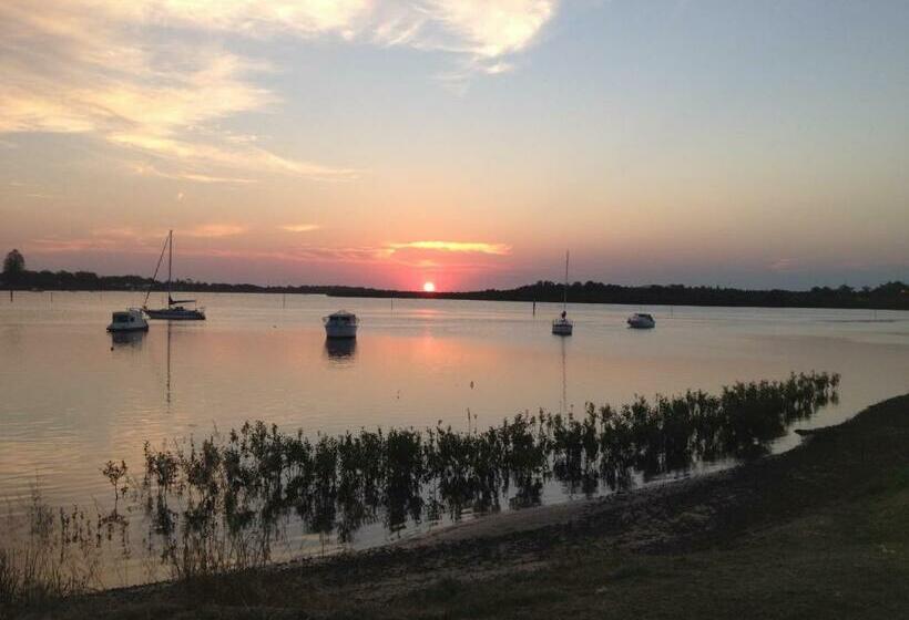 סוויטה משפחתית, Hawks Nest Motel