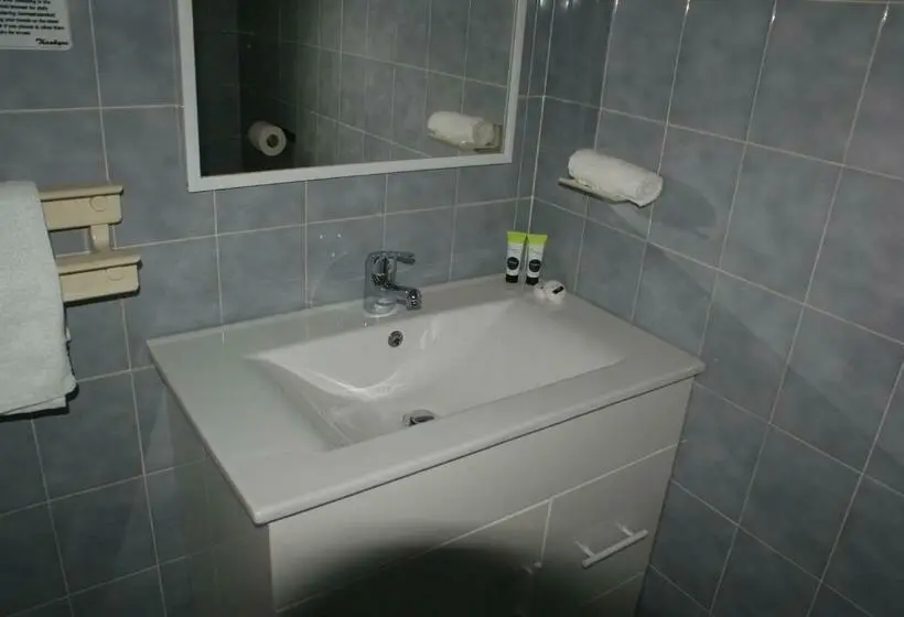 Huoneisto 1 Makuuhuone Allasnäkymä, Hawks Nest Motel