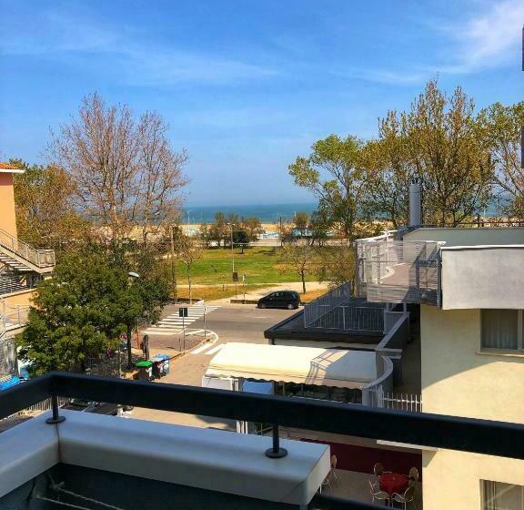 اتاق استاندارد سه تخته با بالکن, Amoha