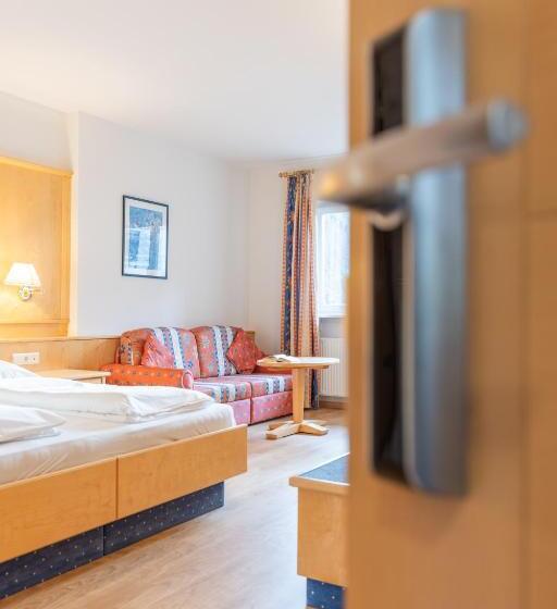 Comfort room with balcony, Central