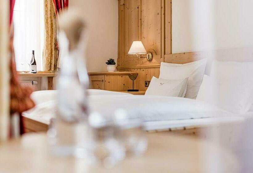 חדר סטנדרט לשלושה, Engels Park