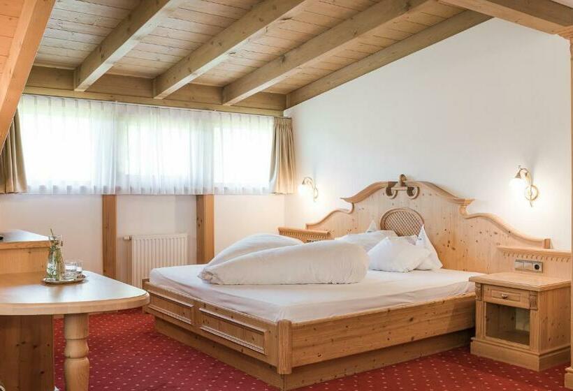 جناح مطلّ علي الجبل, Lärchenhof