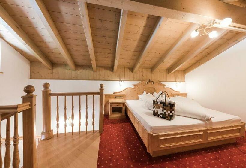 جناح مطلّ علي الجبل, Lärchenhof