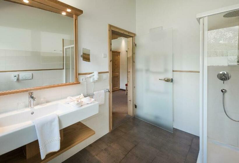 جناح مطلّ علي الجبل, Lärchenhof