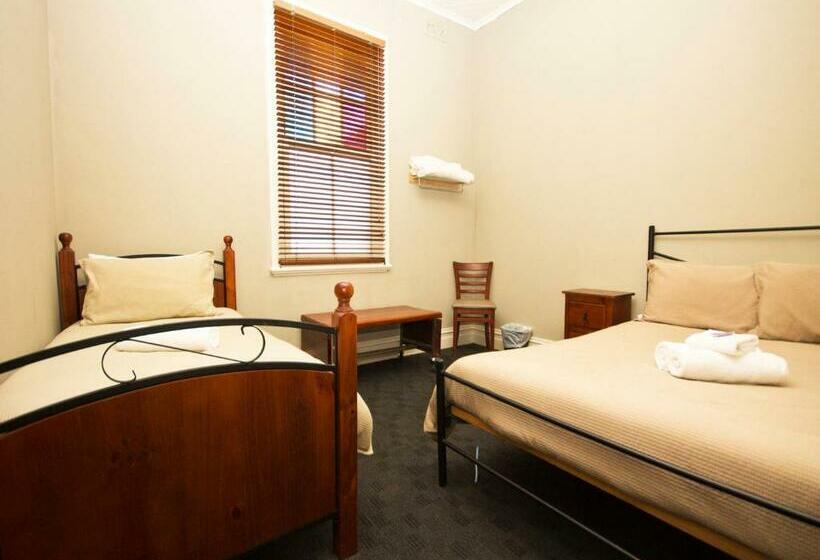 חדר סטנדרט לשלושה, Pedens