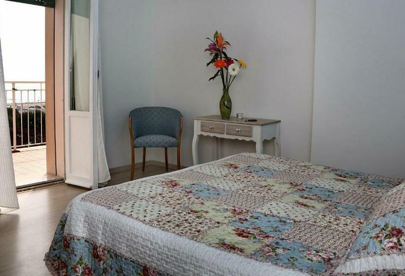 غرفة قياسية مزوَّدة بشُرفة, Santiago