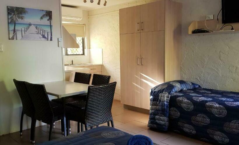 Семейный Номер, Mango Tree Motel