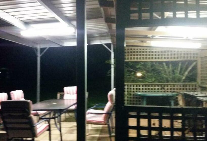 اتاق خانوادگی, Moruya Motel